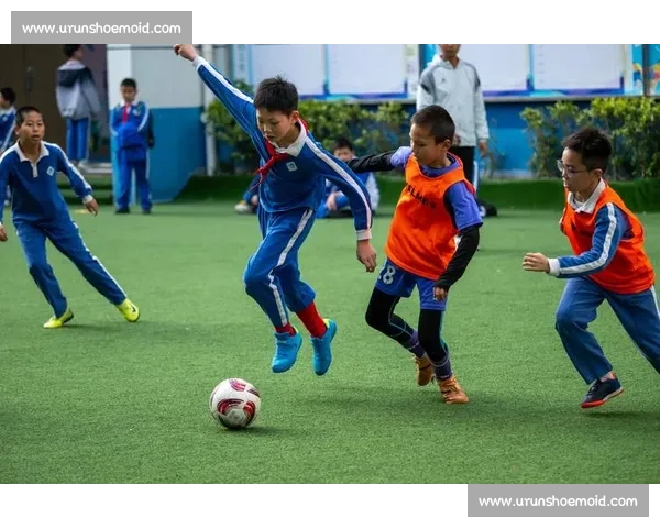 黄果遇榴花：绿茵场的春日交响